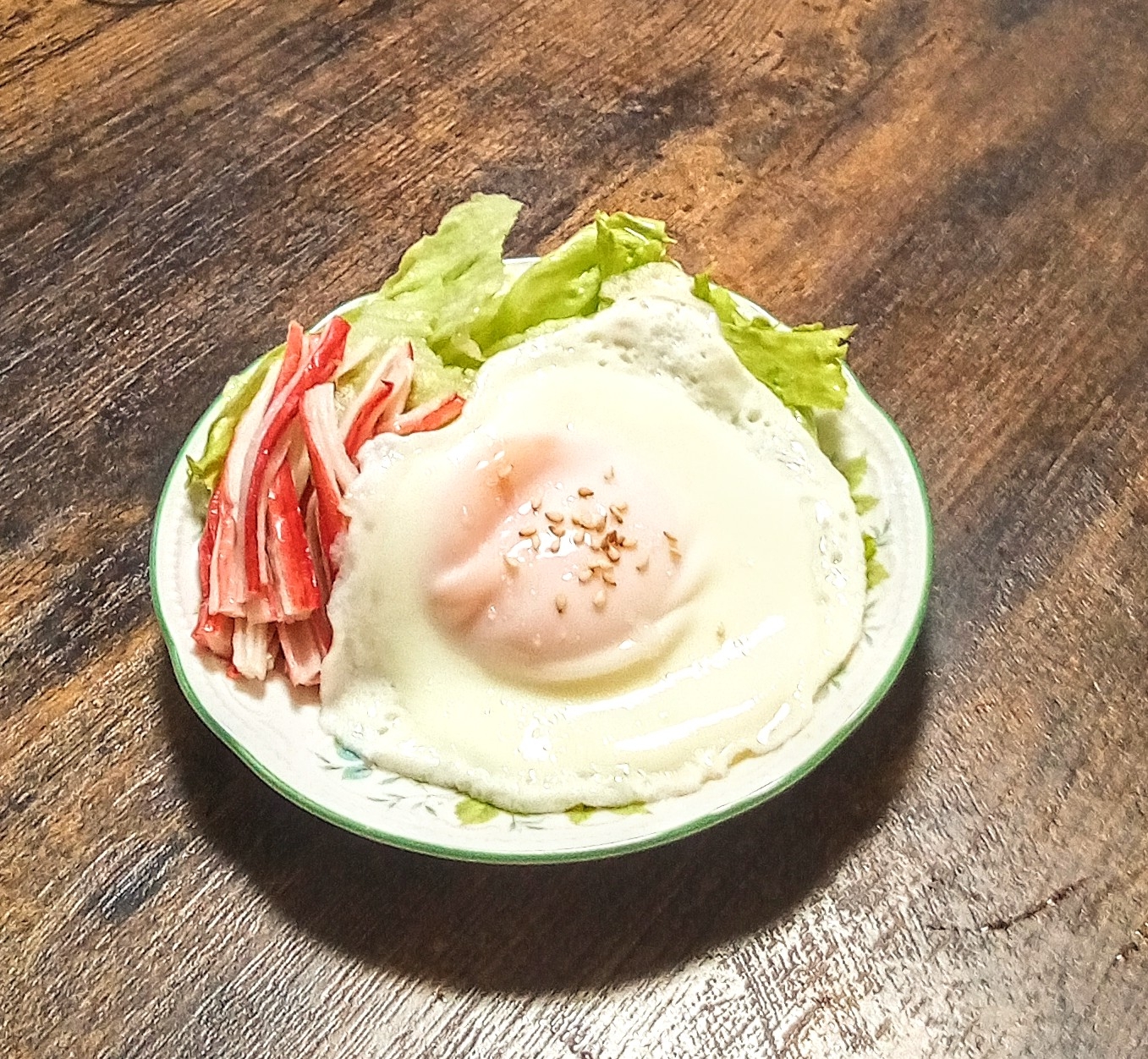 カニカマのせて目玉焼きサラダー！