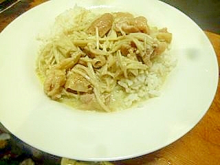 鶏皮とエノキのグリーンカレー