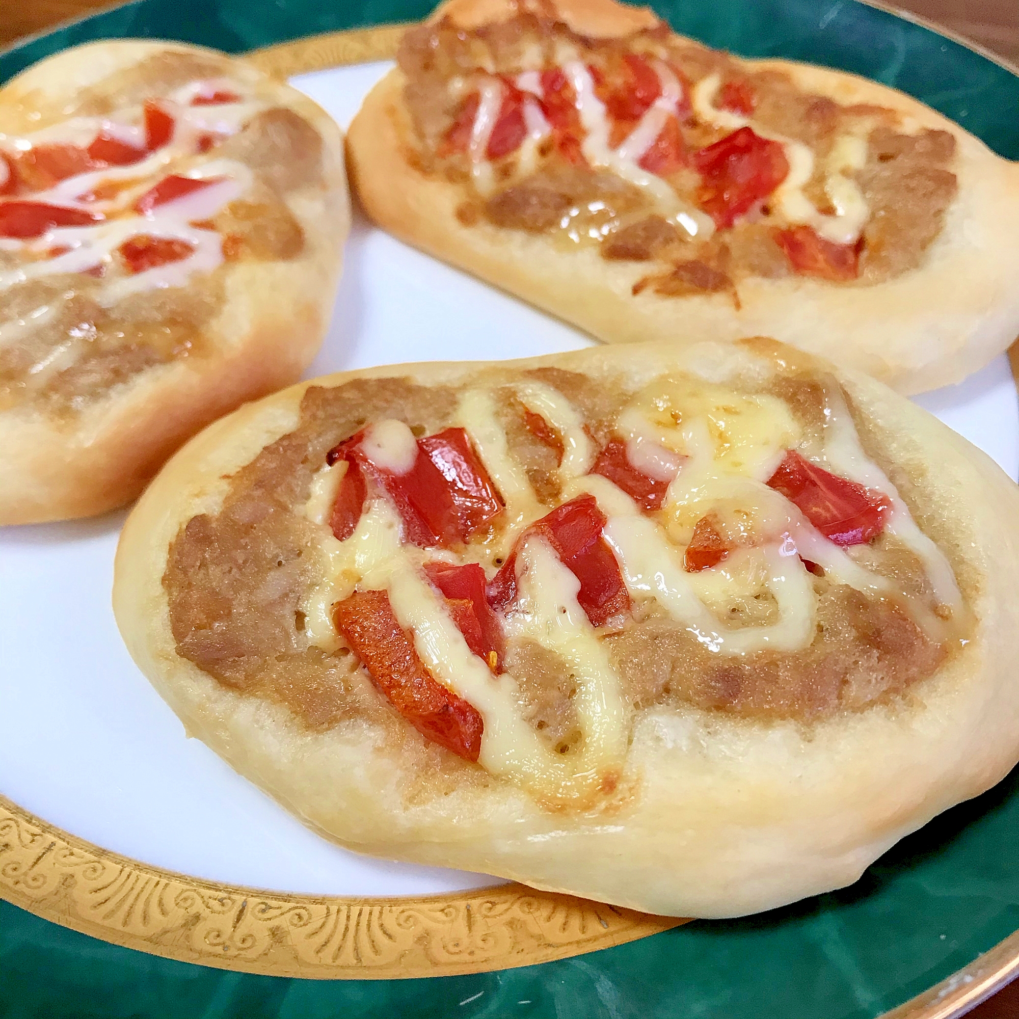 ツナマヨとトマトの惣菜パン