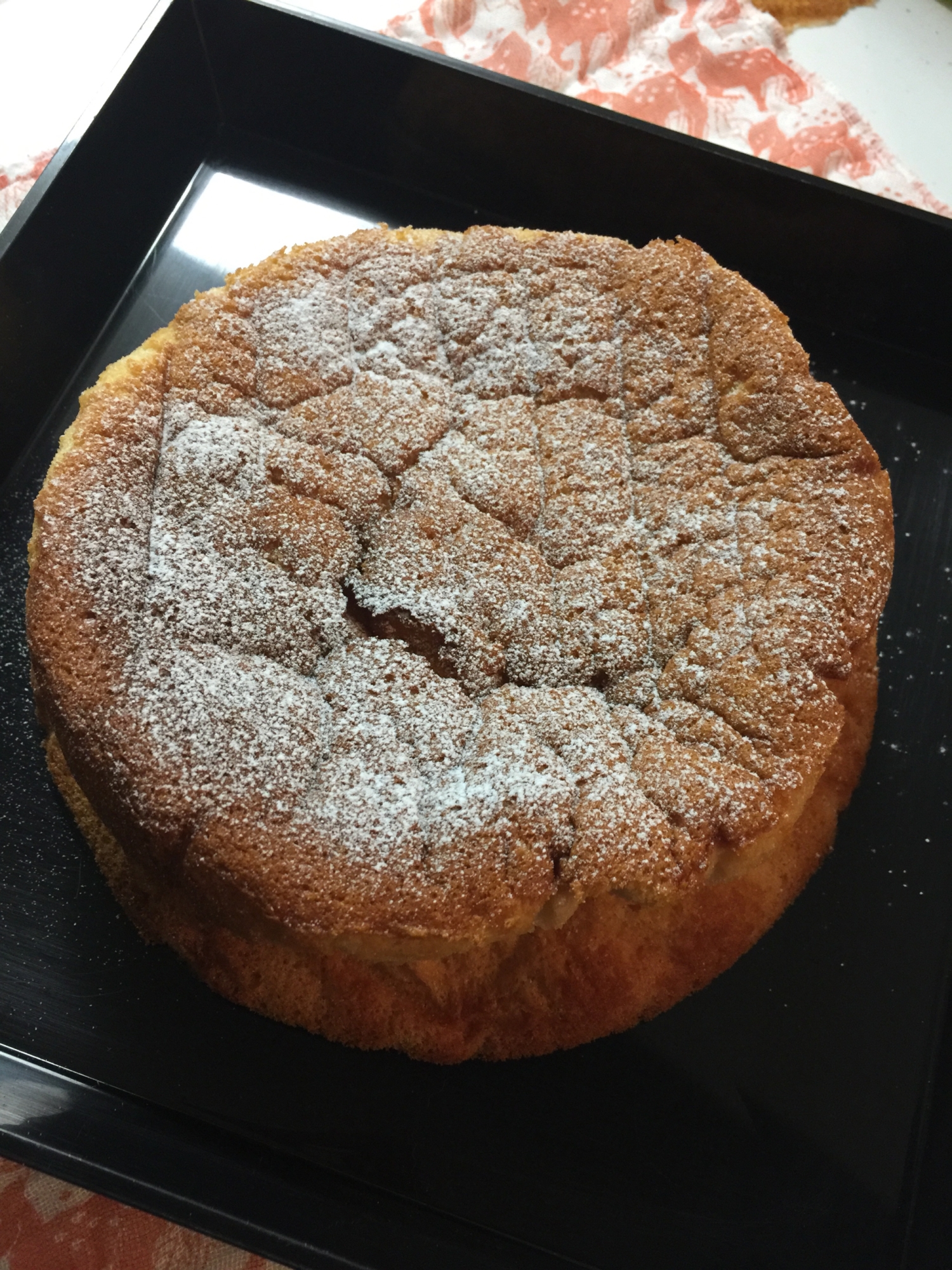 黒色の皿に盛られたホワイトチョコケーキ
