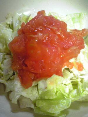 簡単蒸し鶏肉のマヨネーズサラダ完熟トマトのせ
