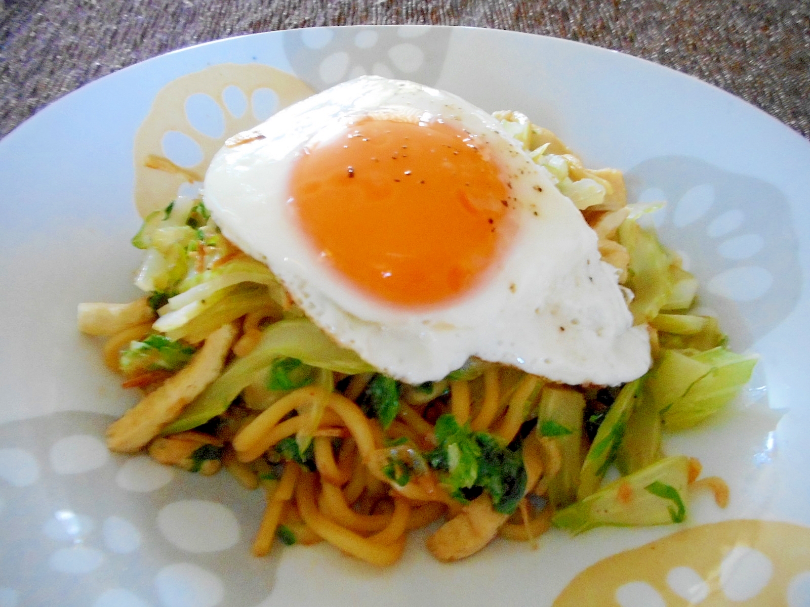 セロリとアミエビ、油揚げの醤油焼きそば