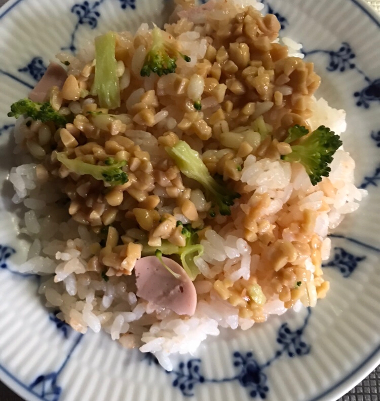 魚肉ソーセージとブロッコリーの納豆チャーハン