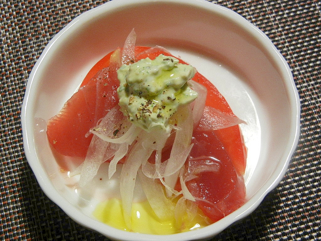 白い器に盛られた、水切りヨーグルトのバジルソースで食べるかつおの刺身