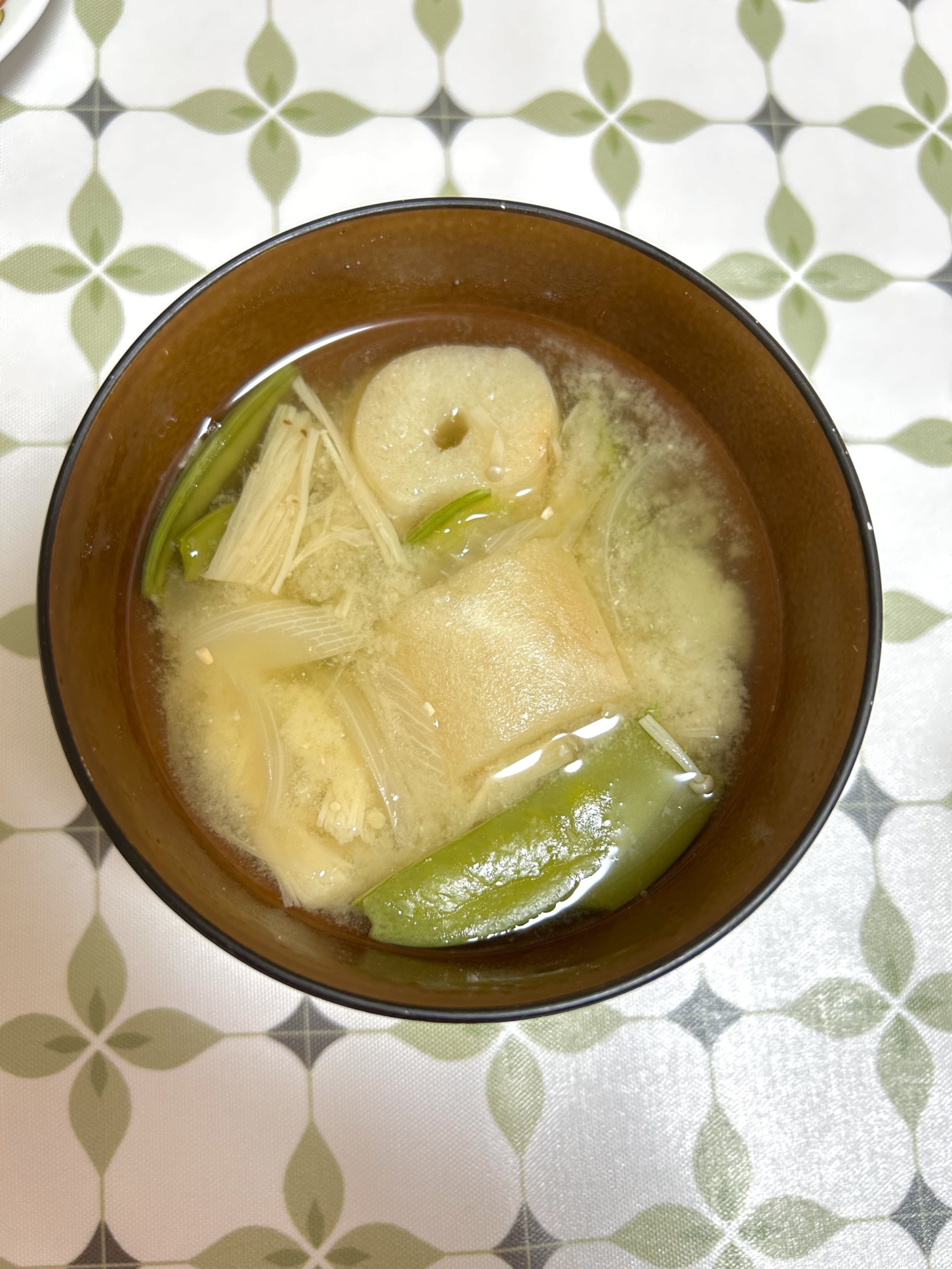 玉ねぎ、えのき、絹さや、麩の味噌汁