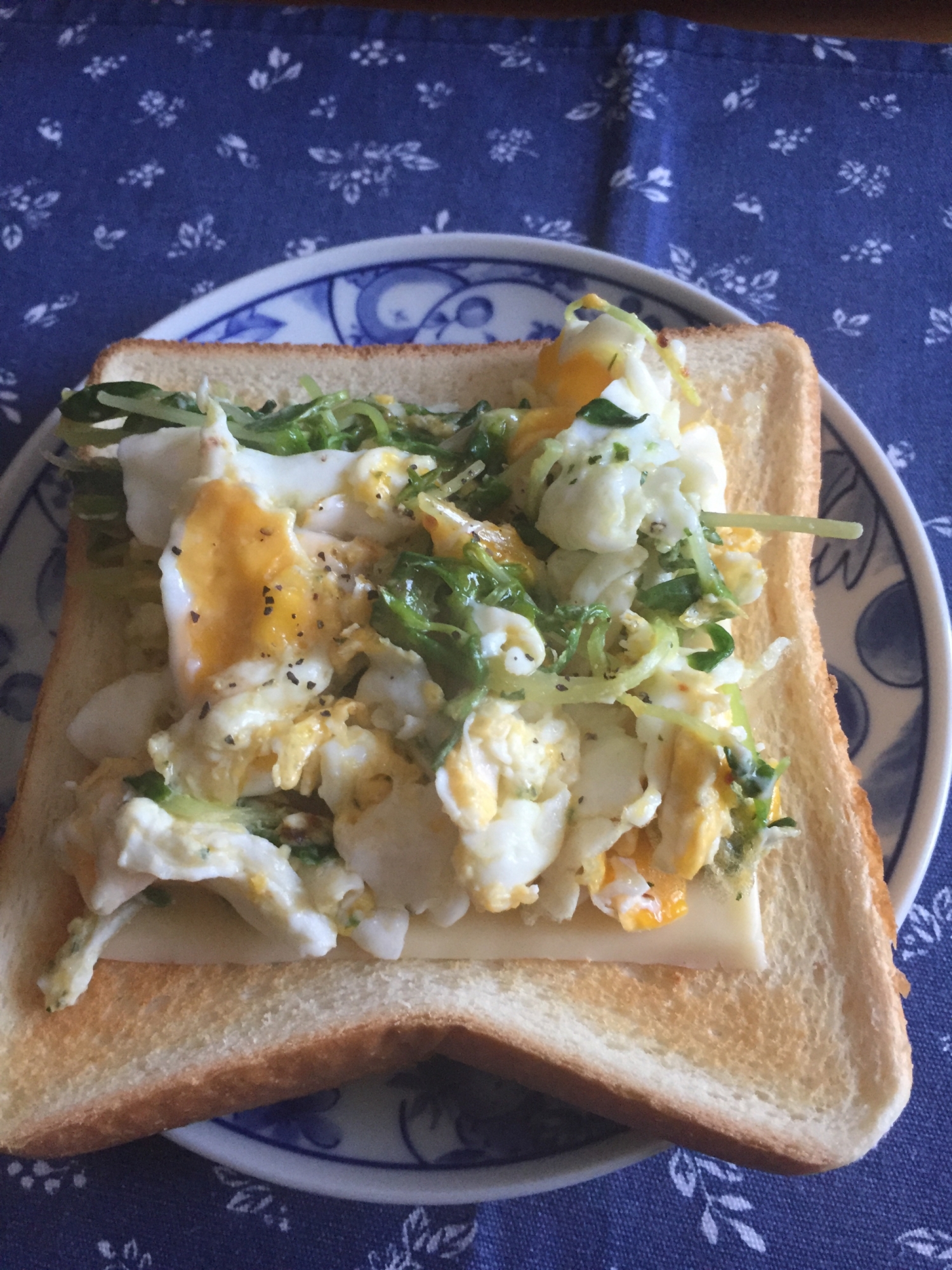 豆苗と卵のチーズトースト