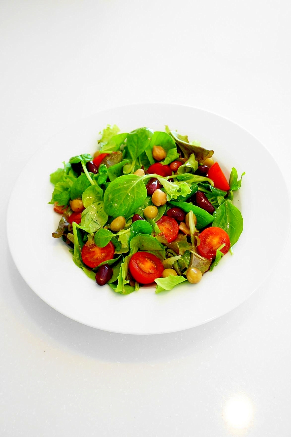 好相性同士で美味!ベビーリーフとトマトと豆のサラダ