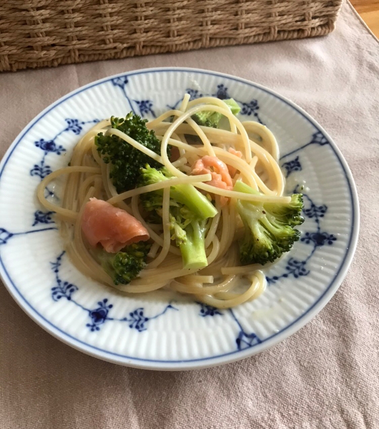 ブロッコリーとスモークサーモンの豆乳パスタ