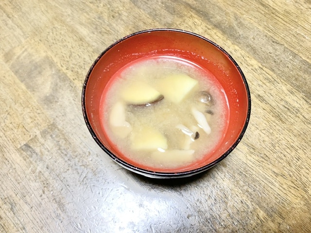 味噌汁レシピ　さつまいもとしめじの味噌汁