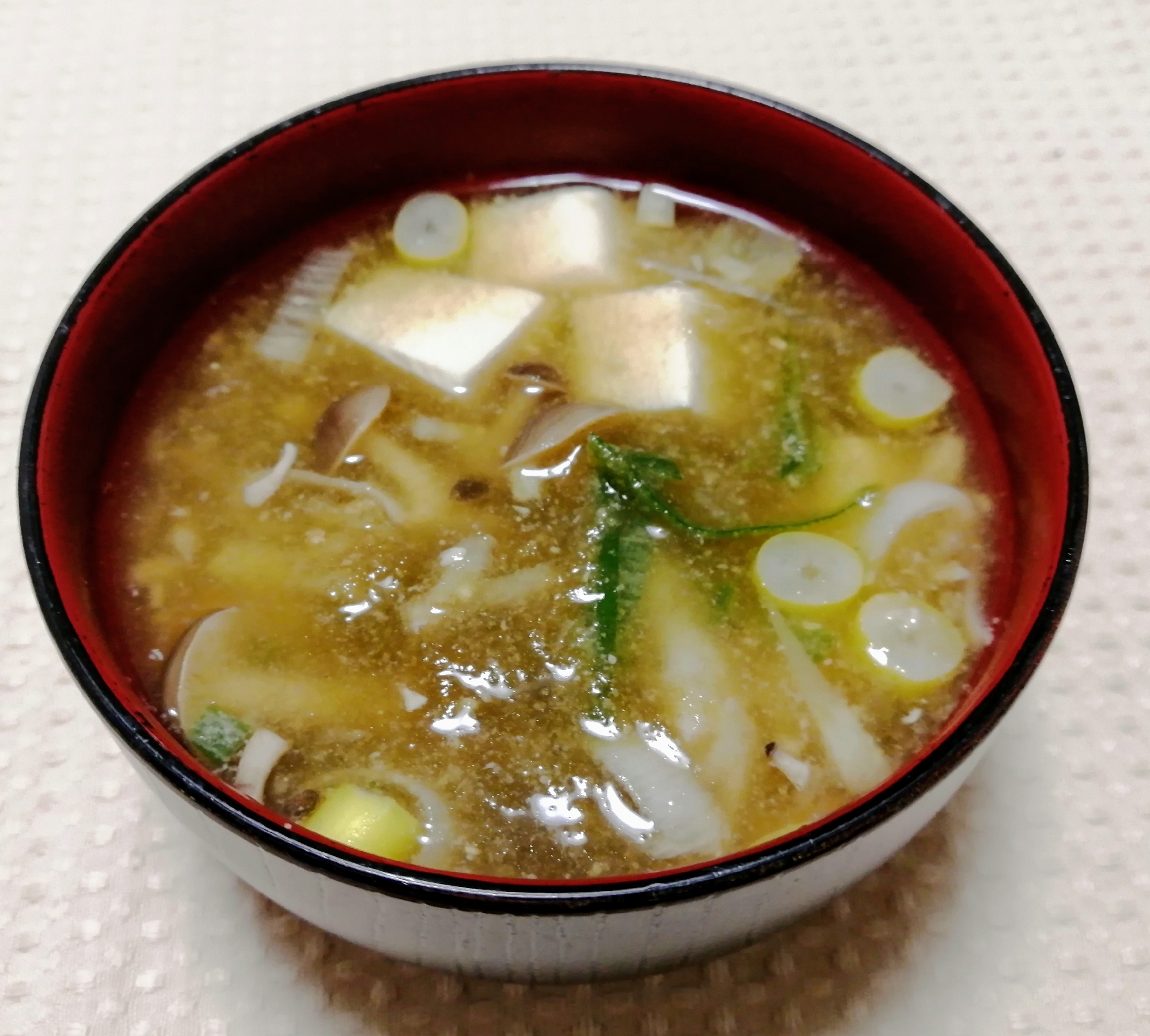 とろろ昆布と豆腐としめじの味噌汁