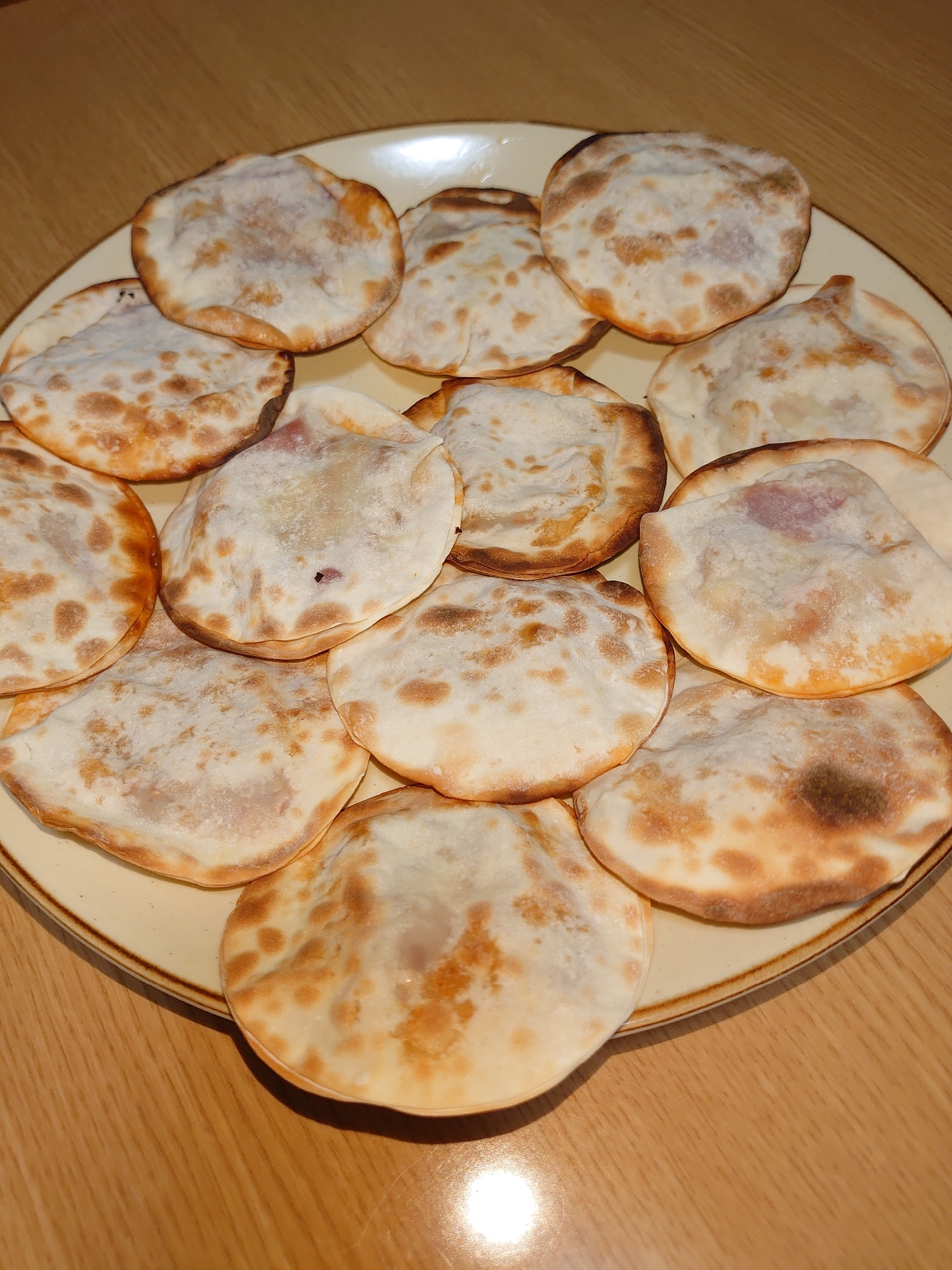 餃子の皮でひき肉をサンド　はさみ焼き　サルサ風