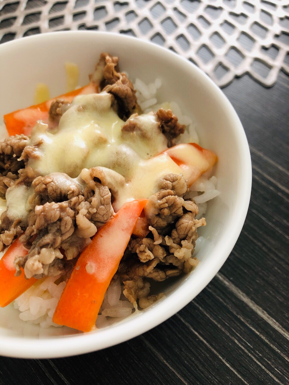 牛肉と人参のチーズがとろ〜り丼