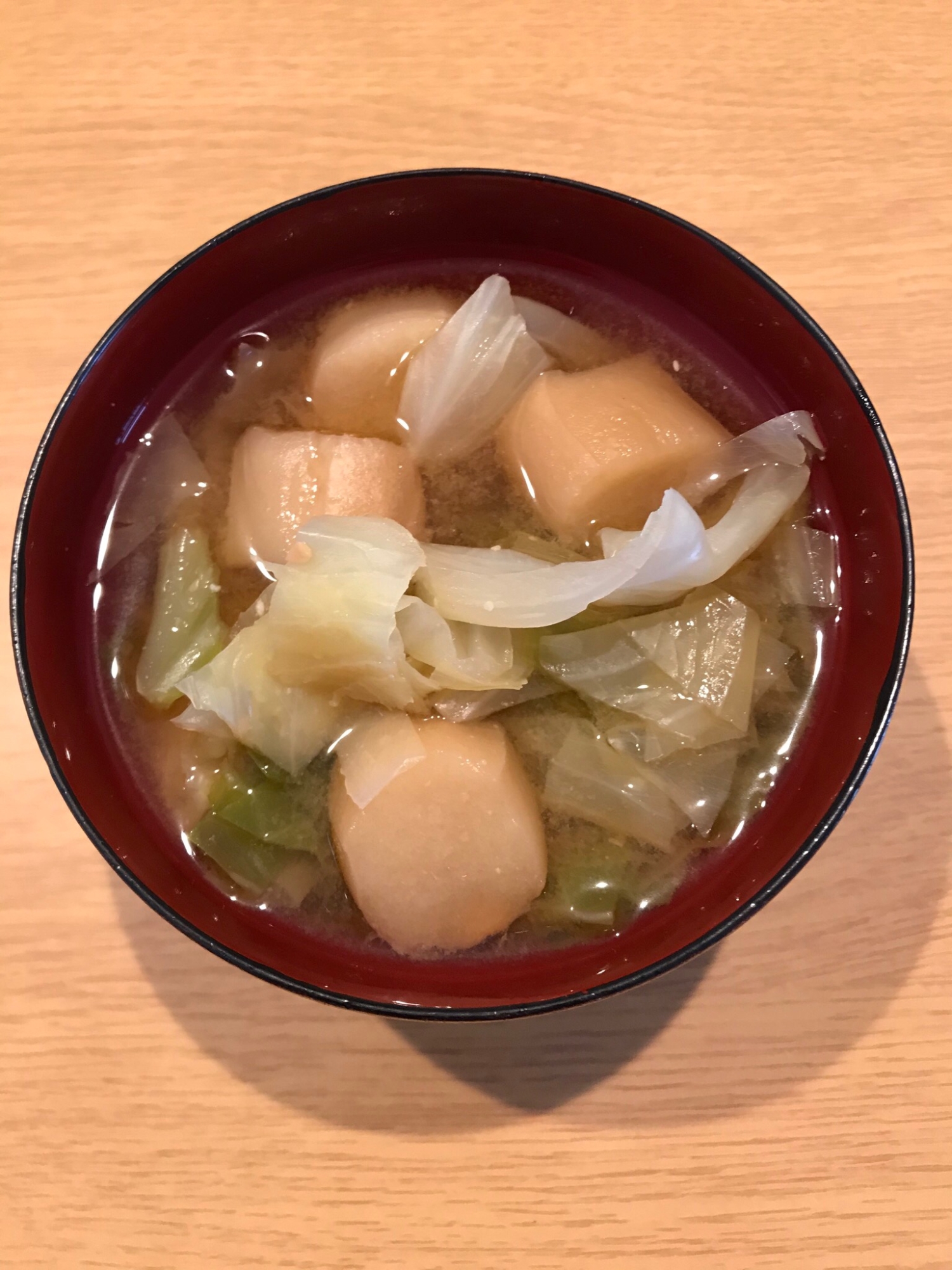 お麩とキャベツの味噌汁