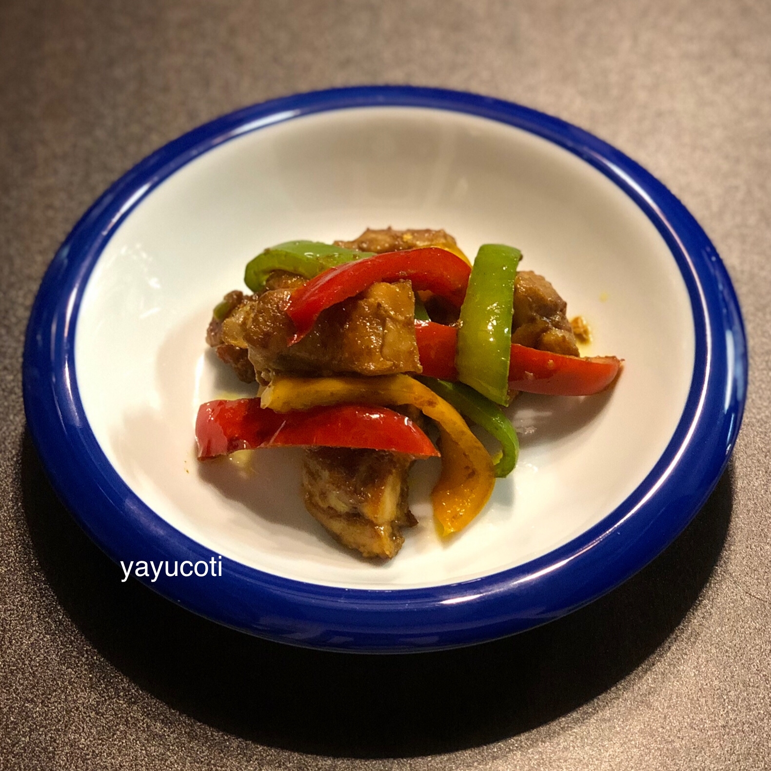 パプリカと鶏もも肉のカレーマヨ炒め