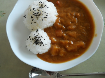 今日も超暑いよ～北海道は気温はどない？なので暑い時はカレーだね★レトルトで、お握りはチーズinしてないけど親子お握りにしたよ♪なんか楽しくなっちゃった～旨ごち❤