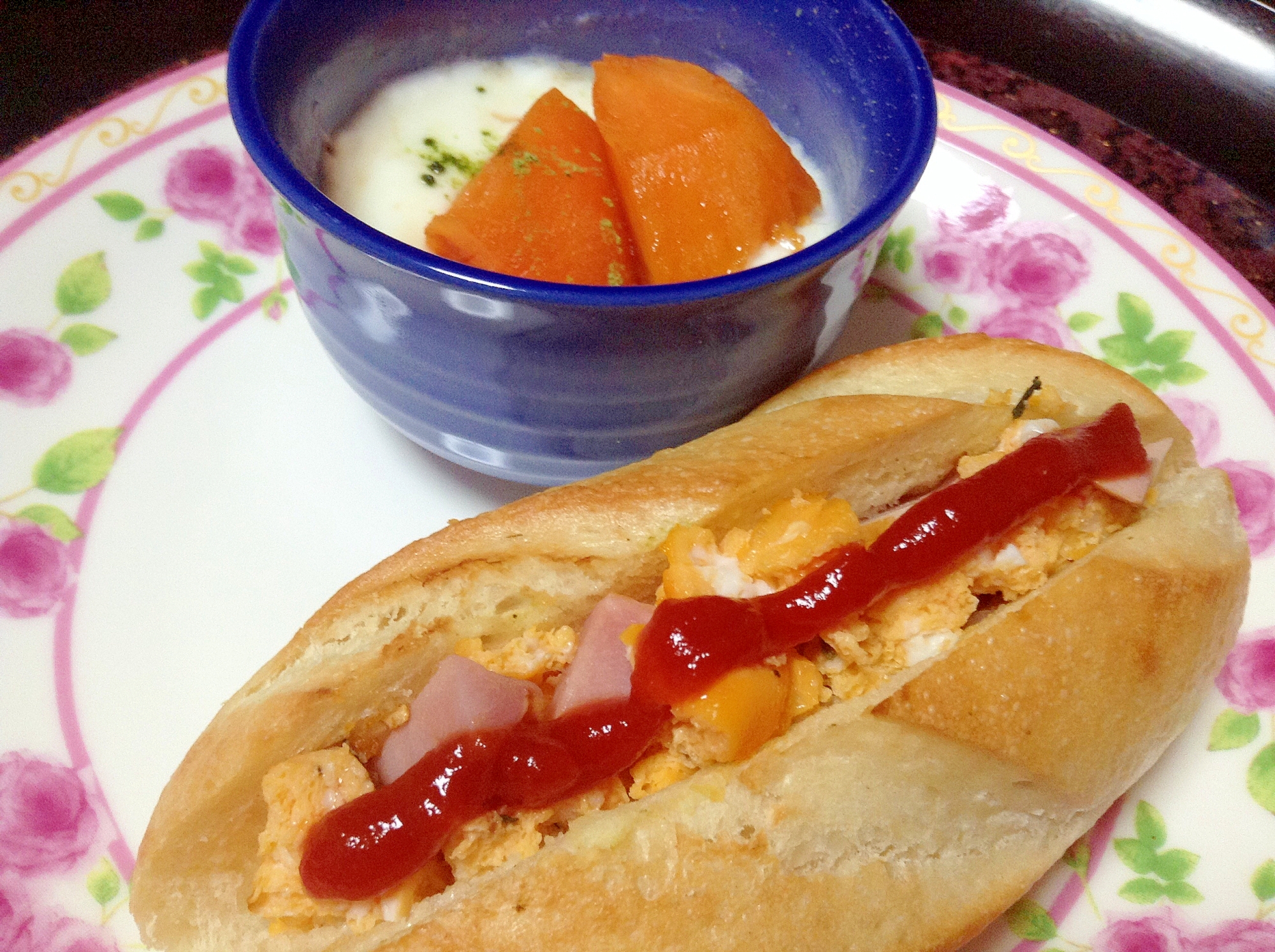 簡単朝食♪ハムと卵のプチパン＆柿と青汁ヨーグルト
