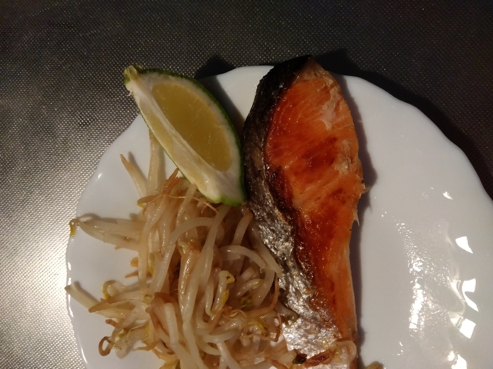 鮭のバター炒めレモンを添えて