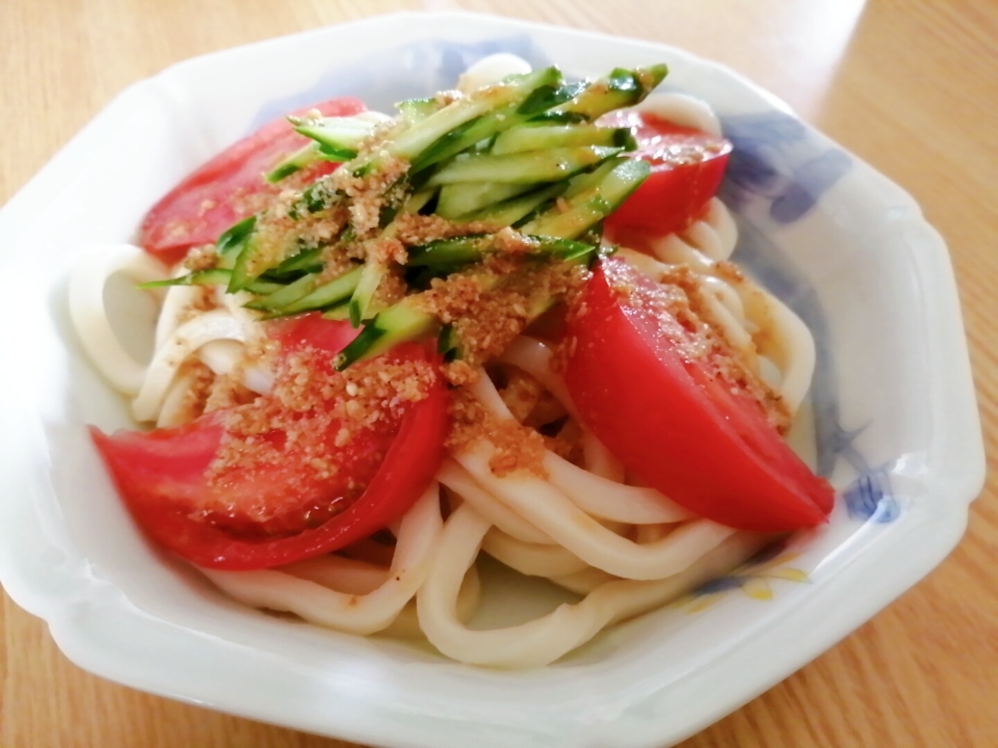 トマトときゅうりのごまだれ冷やしうどん