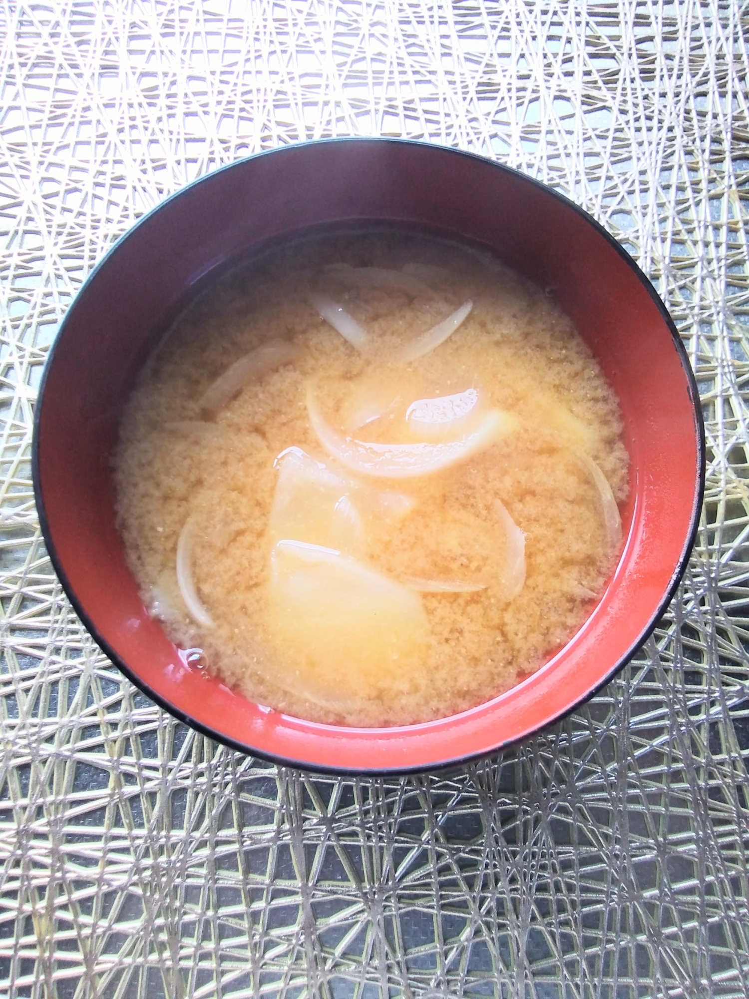 じゃがいもと焦がし玉ねぎの味噌汁☆出汁いらず