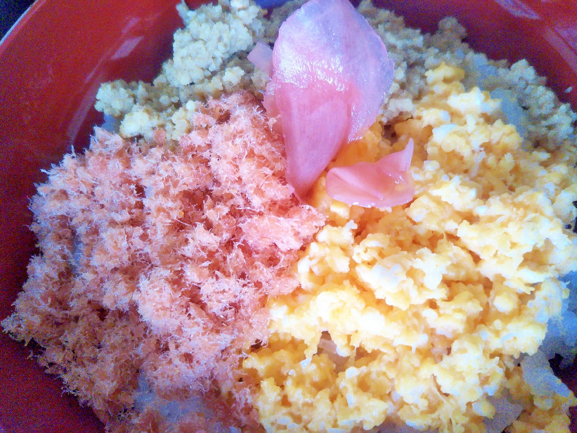 炒り卵おから桜でんぶの三色丼