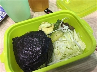 こぶ好きウメルギーの家族には内緒で、こっそり自分の分だけ梅昆布、うめこみました。甘くて酸っぱくてしょっぱい、たっぷりお海苔がまた超美味しかったですドウモゴチソ様