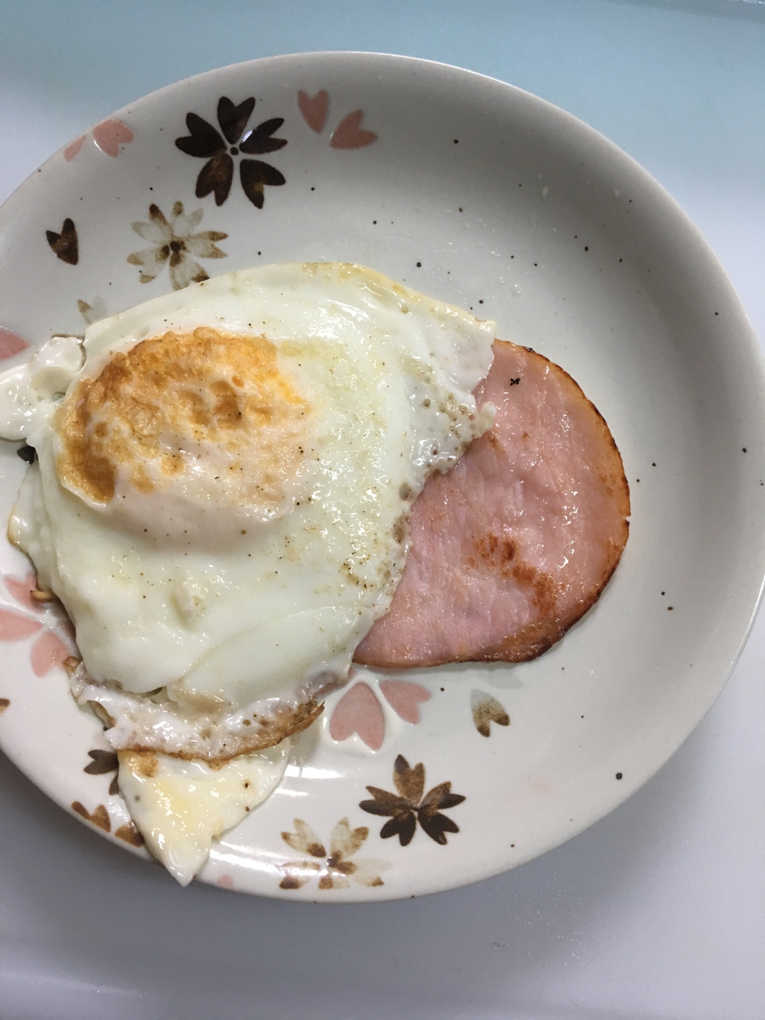 シンプル♪シンプル♪ロースハム焼きエッグ(^○^)