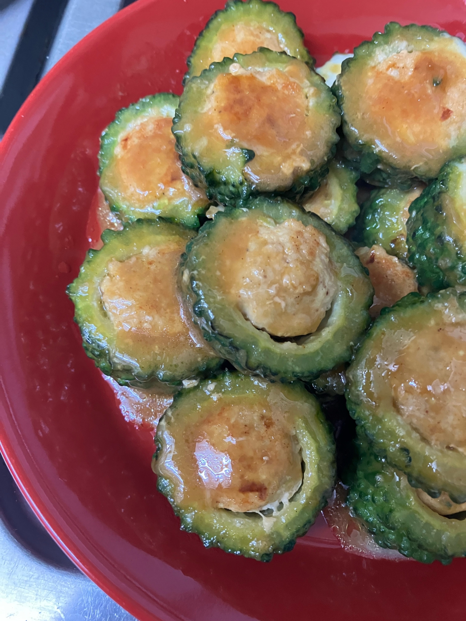 チーズのコクとカレー風味で苦味緩和!ゴーヤの肉詰め