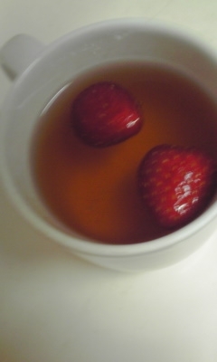 朝の1杯にいただきました♪イチゴは冷凍したものです♪紅茶は甘めが好きなのでお砂糖多めです♪朝からイチゴ入りって贅沢気分になれます♪今日も美味しくいただきました♪
