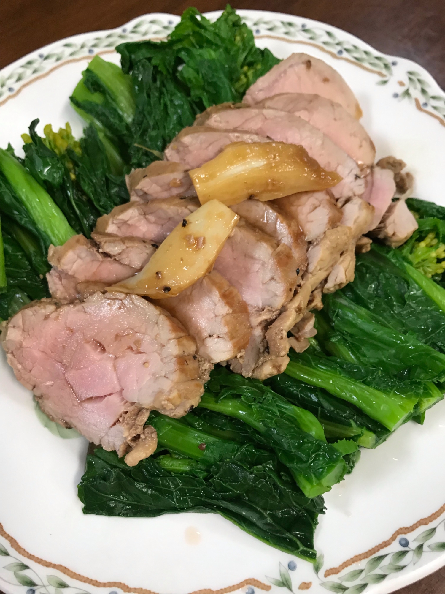 青菜の上に盛り付けられた和風ローストポーク