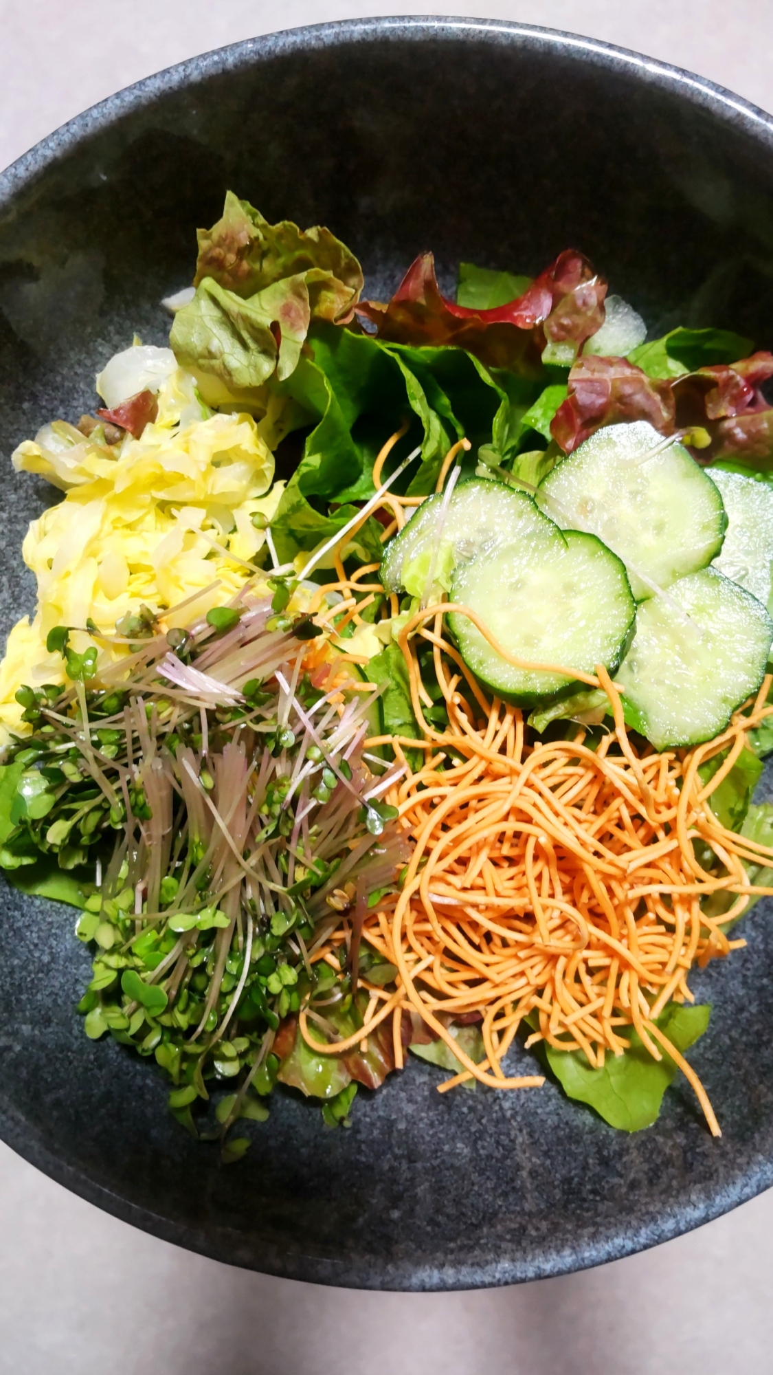 パリパリ麺の野菜たっぷりサラダ