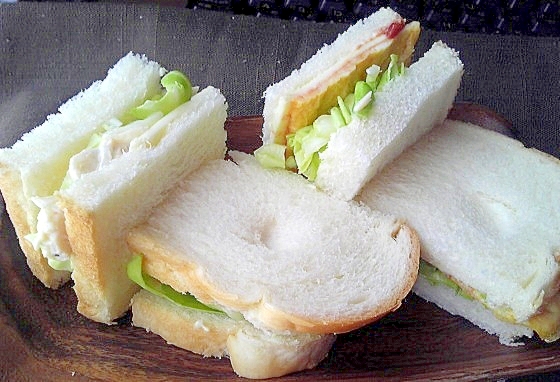 ハムとチーズのシンプルなサンドイッチ