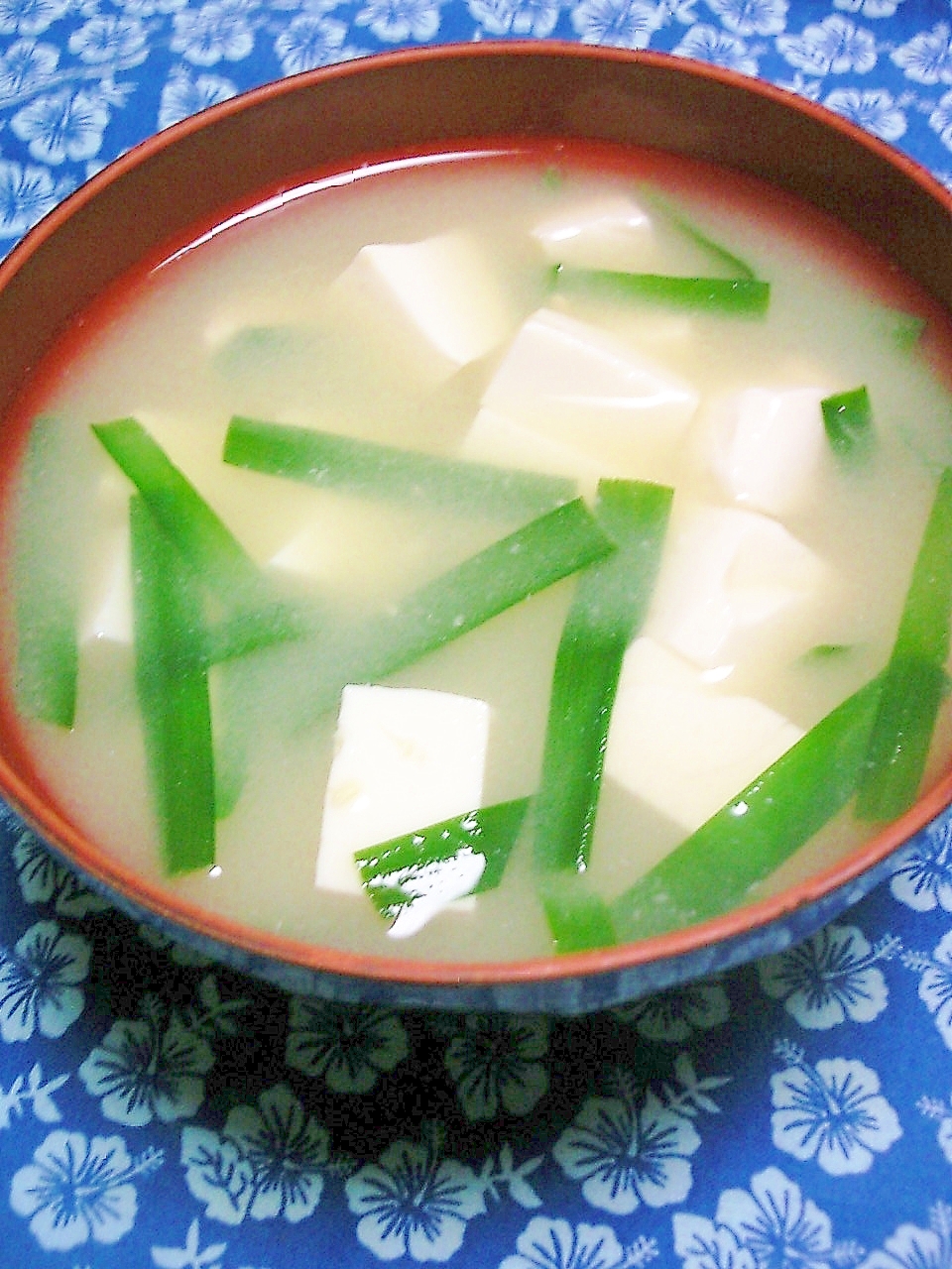 豆腐とニラの味噌汁