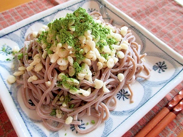 見た目も鮮やか♪抹茶塩で頂く冷やしそば