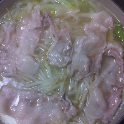 初めての塩麹鍋美味しかったです！
豚肉で作りました(*^^*)
お肉がまだちょっと赤いですか(*_*)
