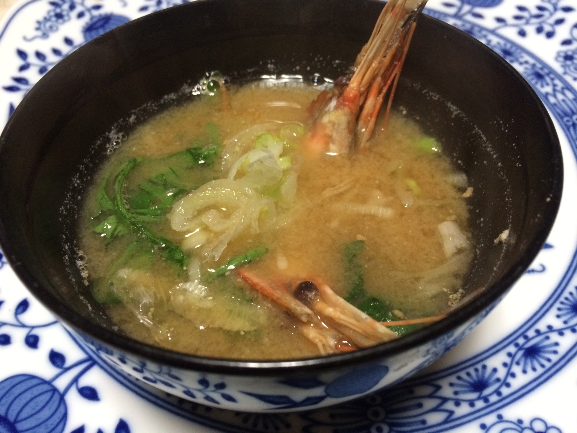 相性抜群♪ エビの頭と春菊の味噌汁