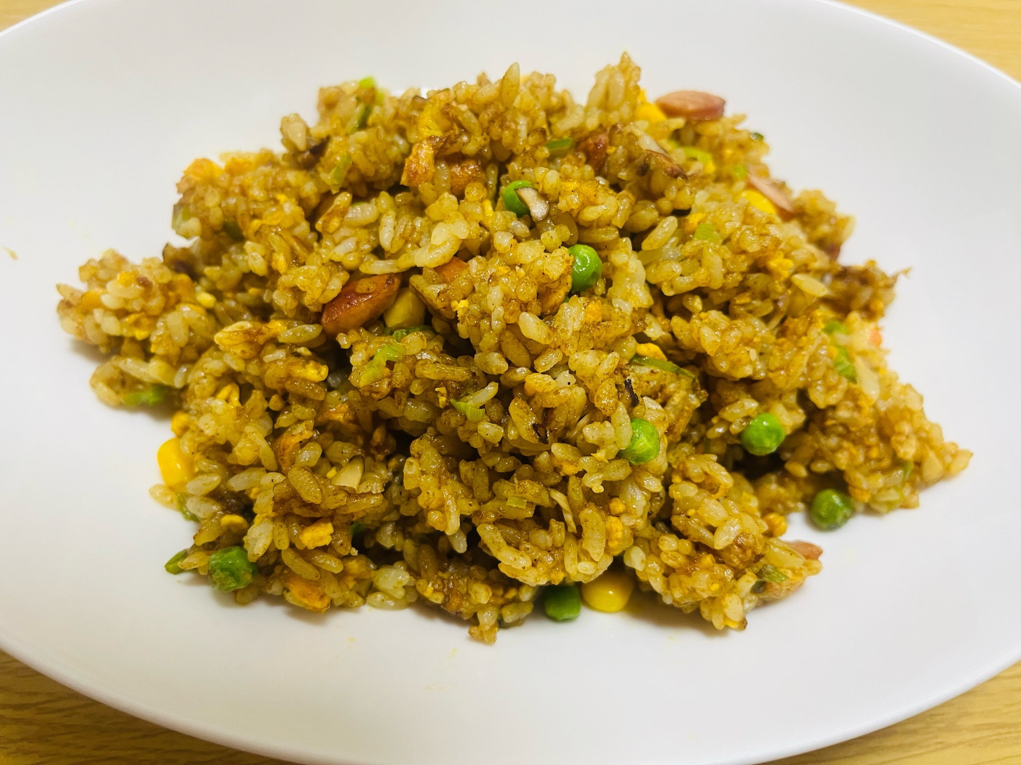 白いお皿に盛り付けられたカレーチャーハン