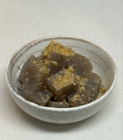 すりゴマかけてみました。
大きなコンニャクを買って使いきれず半端に残っていたのを、美味しく食べることができました。
