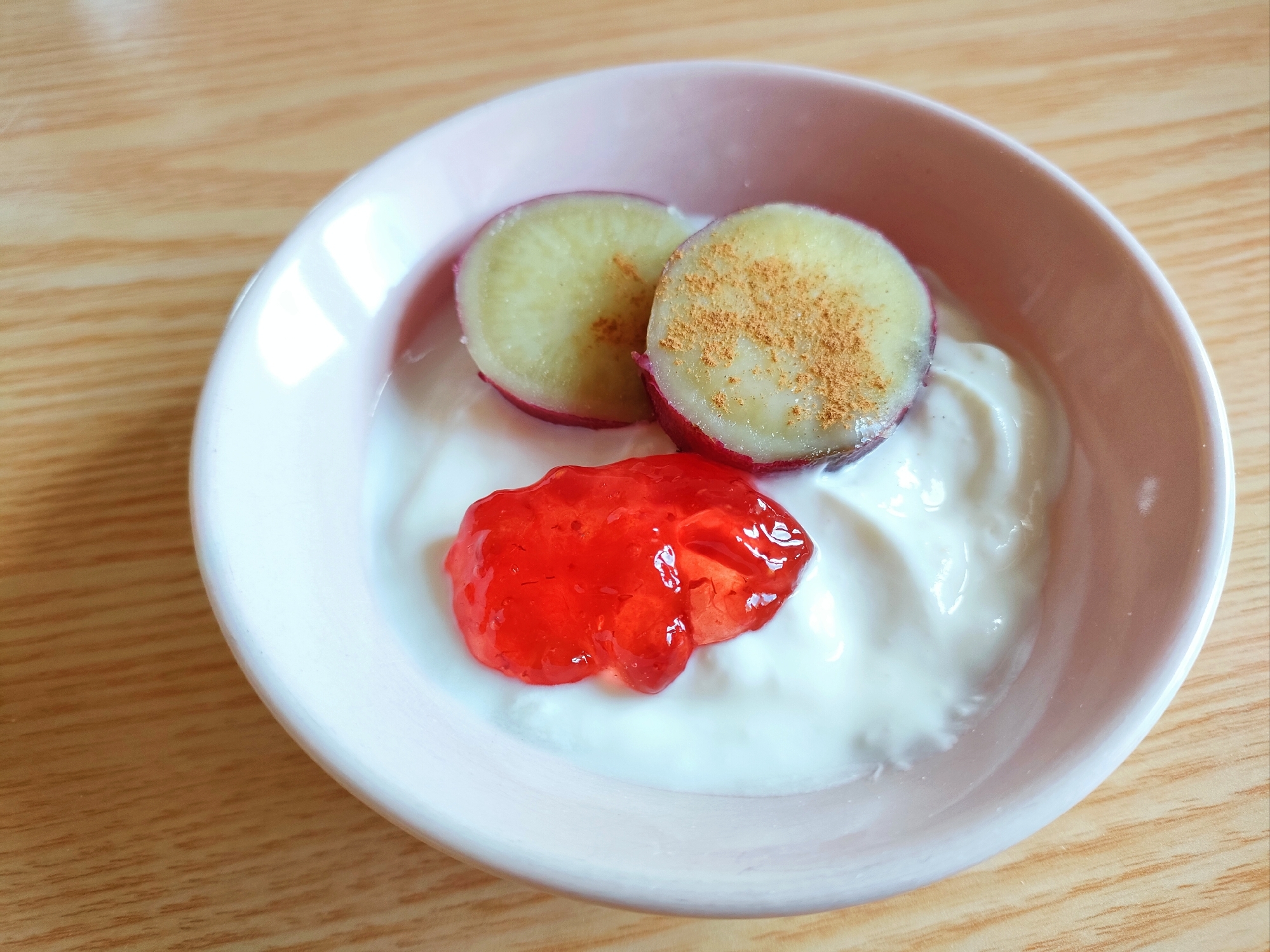 さつまいもと苺ジャムのヨーグルト