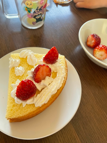 参考にさせていただき、簡単にケーキ作りました♡
子ども作のアンパンマンデコレーションです！笑
いちごが鼻とほっぺです♡