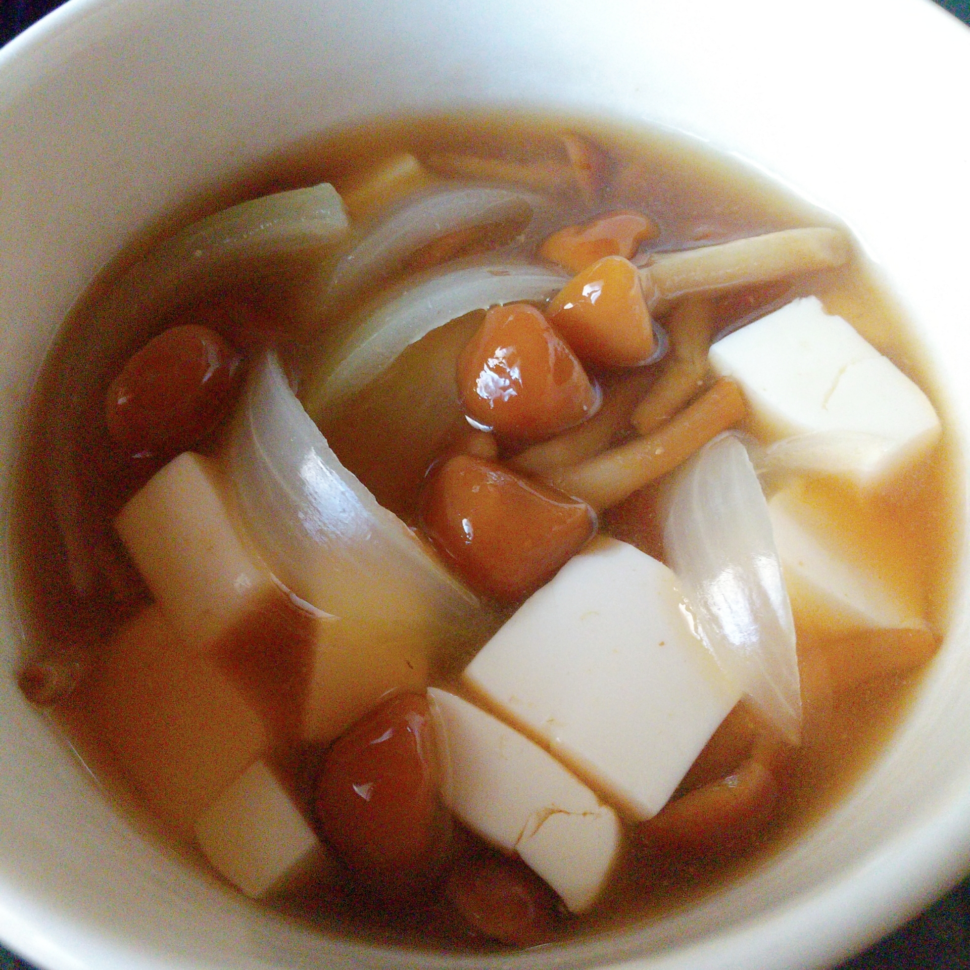 なめこ、豆腐、玉ねぎの味噌汁