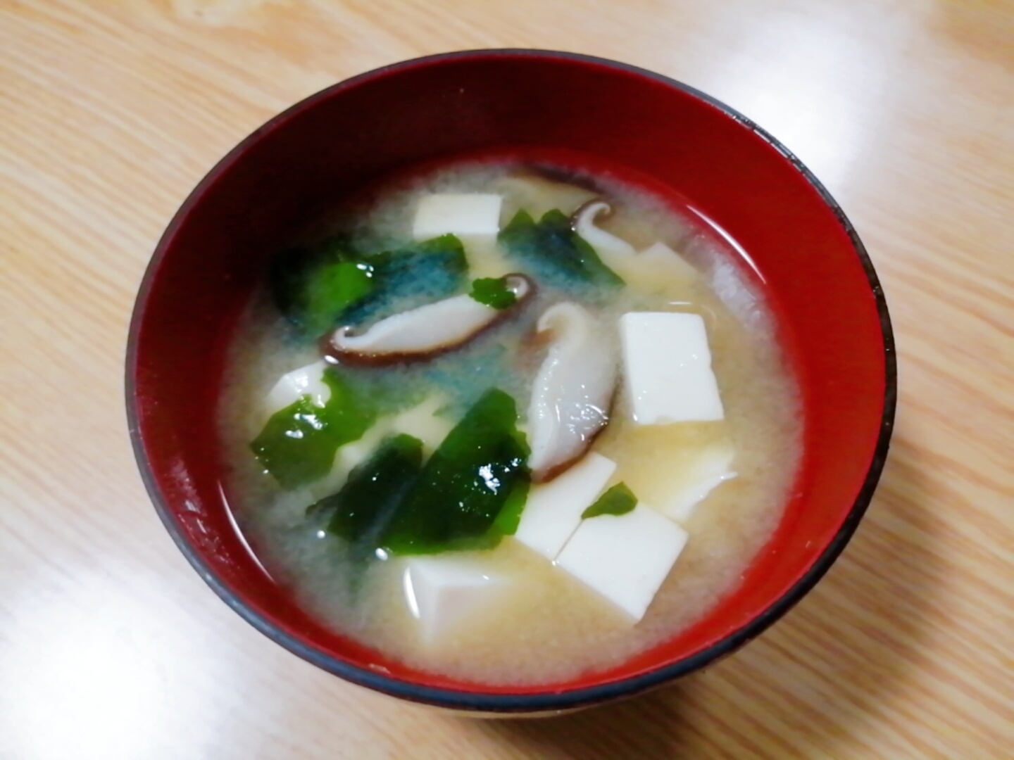 豆腐と椎茸とわかめの味噌汁