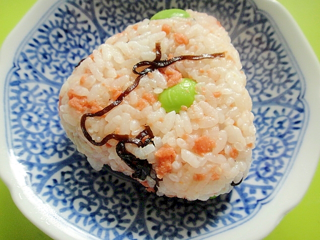 鮭フレークと枝豆塩昆布のおにぎり