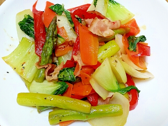 彩り野菜とベーコンの炒め物