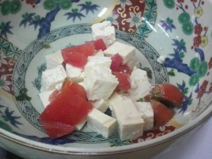 トマトとゴマ豆腐のサラダ