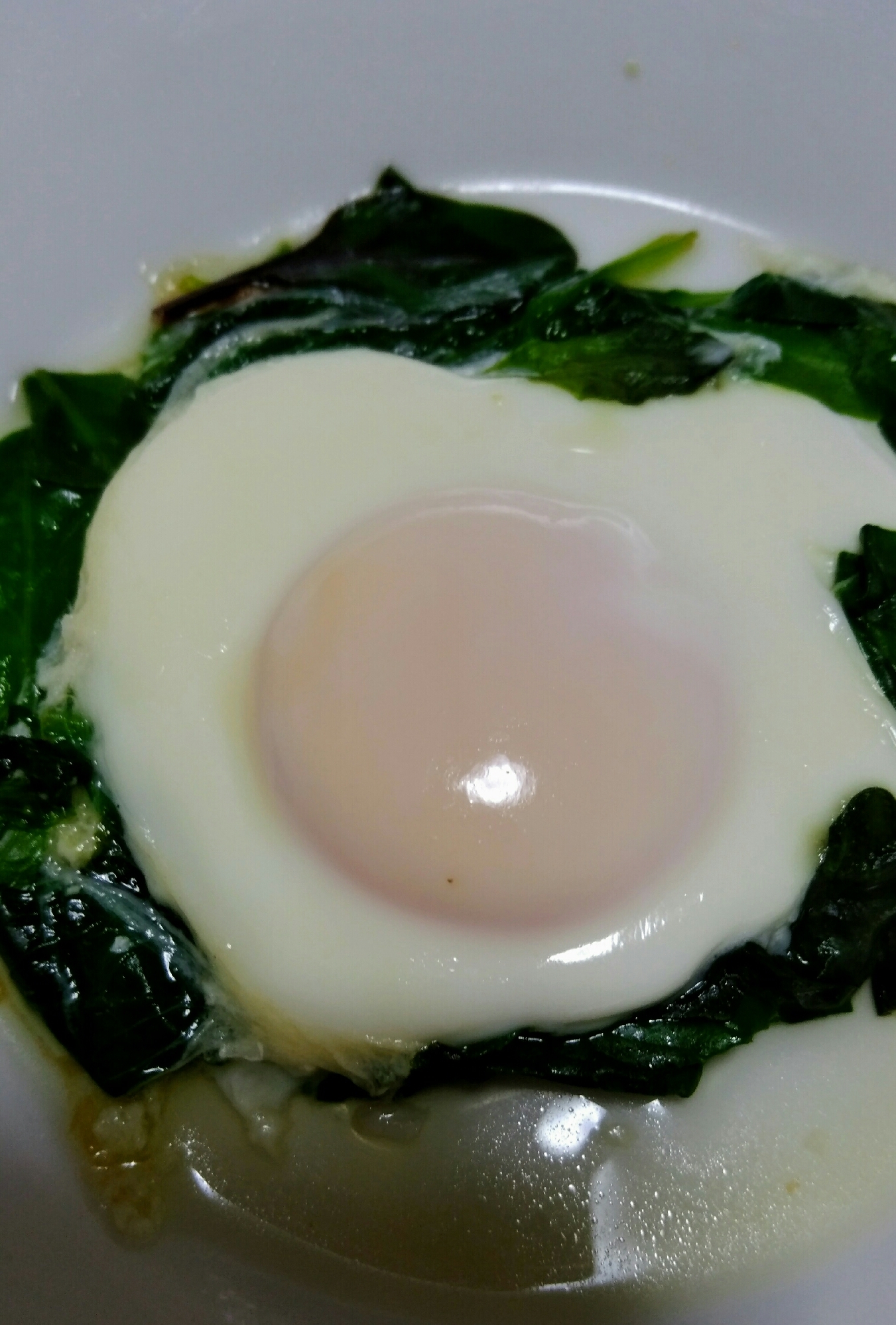 朝食にベビーリーフハムエッグ