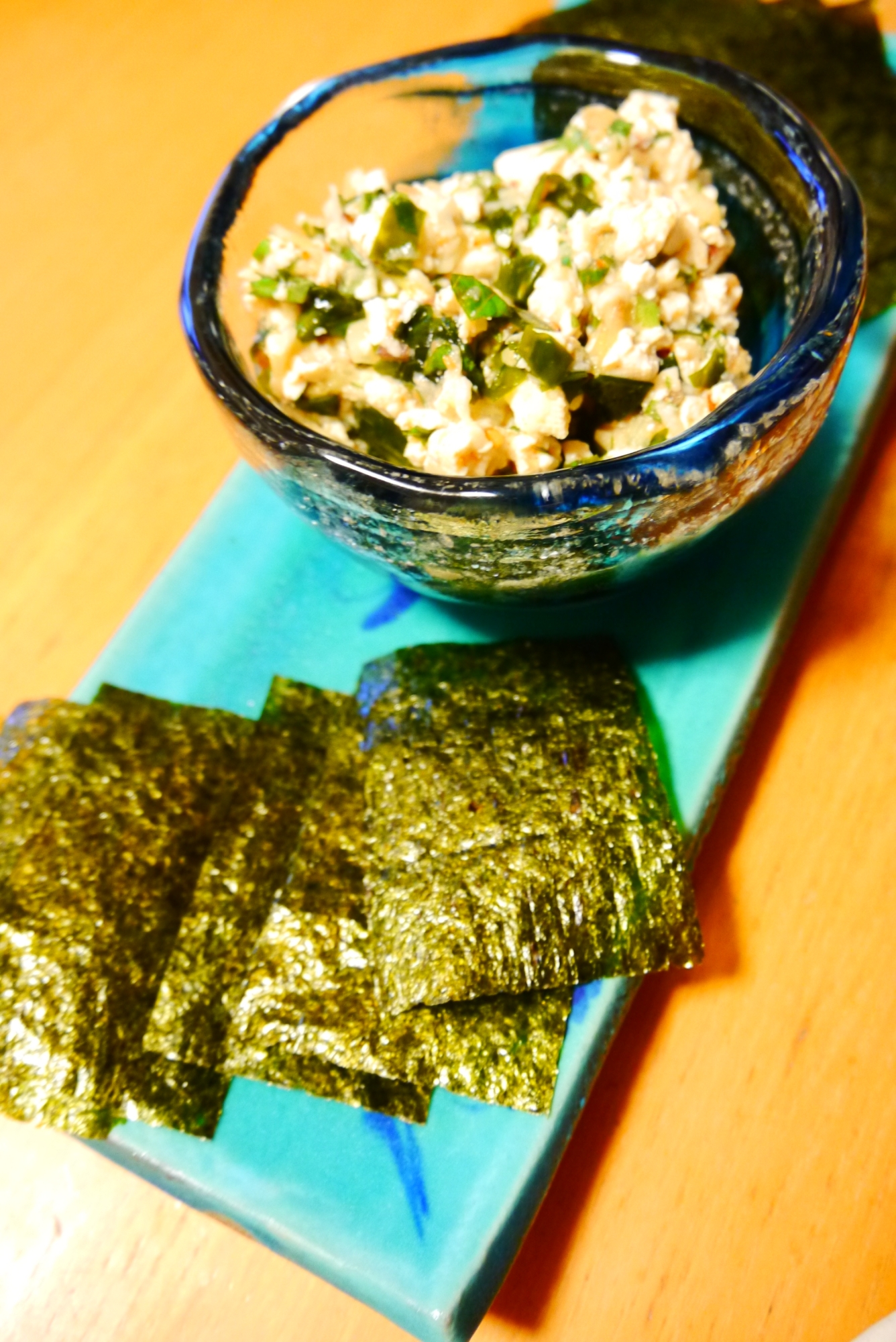 焼き海苔にのっけよう！梅とネギを和えたお豆腐