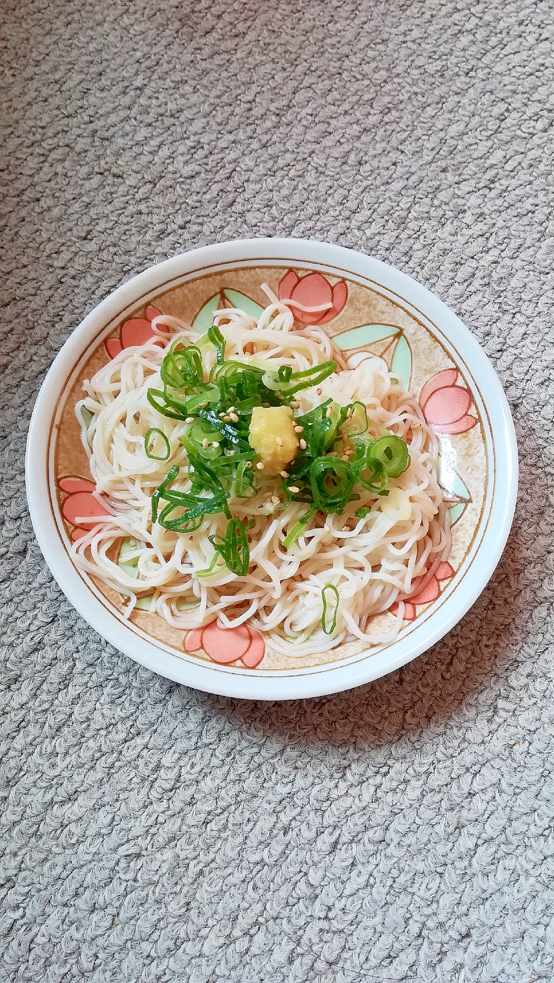 たっぷり刻みネギとおろし生姜のぶっかけそうめん