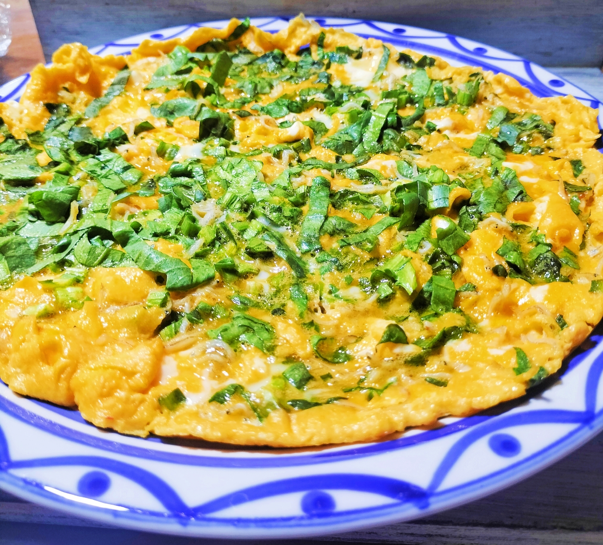 ちりめんじゃこと春菊のオープンオムレツ