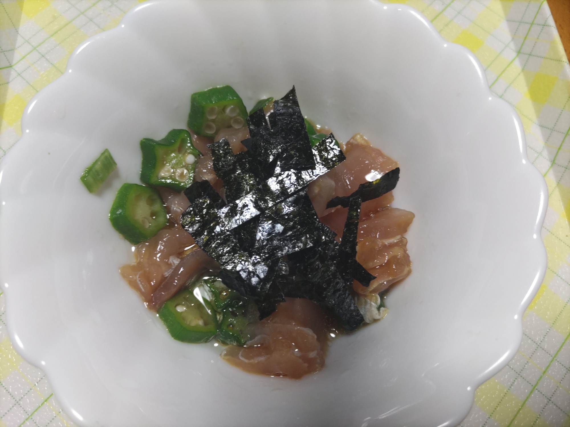 マグロとオクラのめんつゆ海苔和え