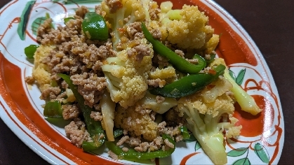 カリフラワーとひき肉の香味炒め（菜花炒肉末）